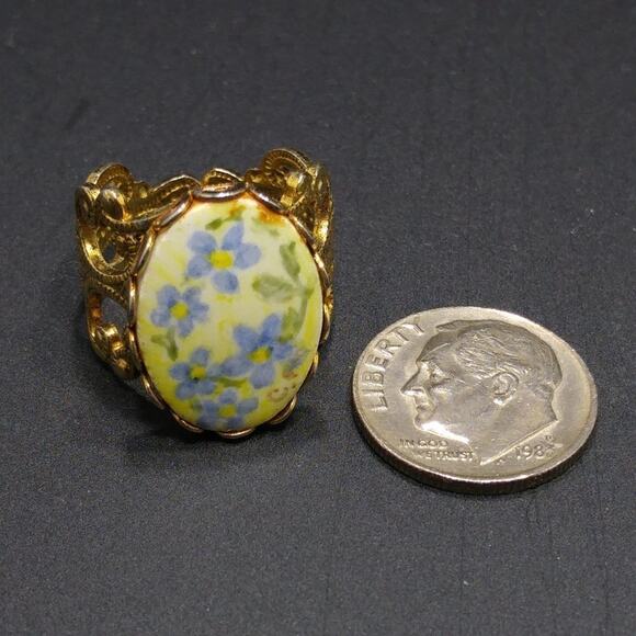 Blue Floral Filigree Ring, Hand Painted Ceramic Oval, US Size 6, Vintage Jewelry - Picture 7 of 8